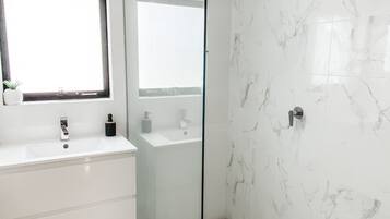 Cottage, 1 giường cỡ queen | Phòng tắm | Buồng tắm vòi sen, đồ dùng nhà tắm miễn phí, máy sấy tóc, khăn tắm