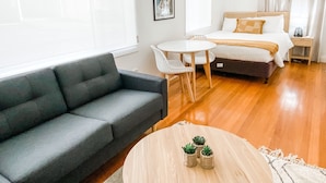Cottage, 1 Queen Bed - Studio 2 mins walk from the Beach (North Wollongong)