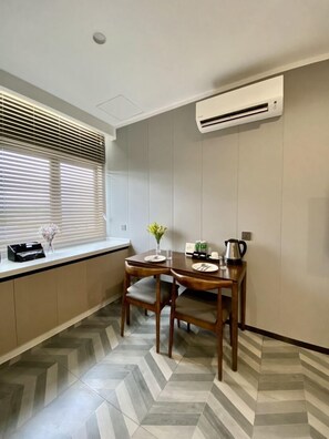 Habitación individual estándar, 1 habitación, no fumadores, vistas a la ciudad | Zona de estar | Smart TV de 50 pulgadas con canales digitales, una televisión