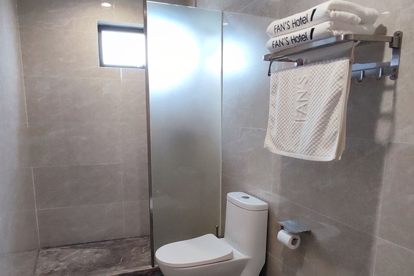 Habitación Deluxe doble, 1 habitación, no fumadores, vistas a la ciudad | Baño | Ducha y cabezal de ducha tipo lluvia
