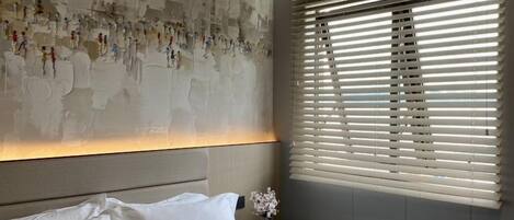 Brankas, meja kerja, kedap suara, dan Wi-Fi gratis