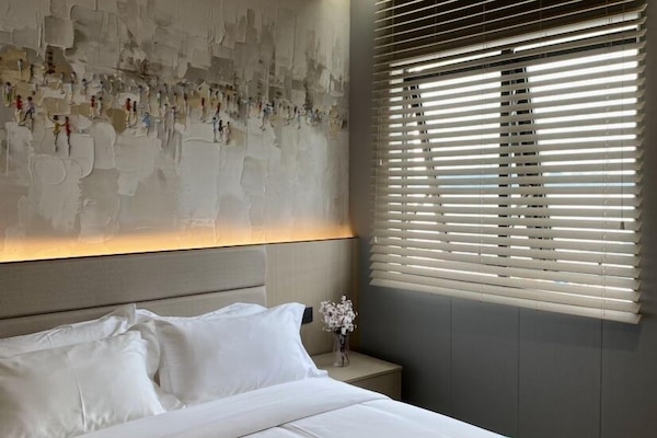 Caja fuerte, escritorio, sistema de insonorización y wifi gratis