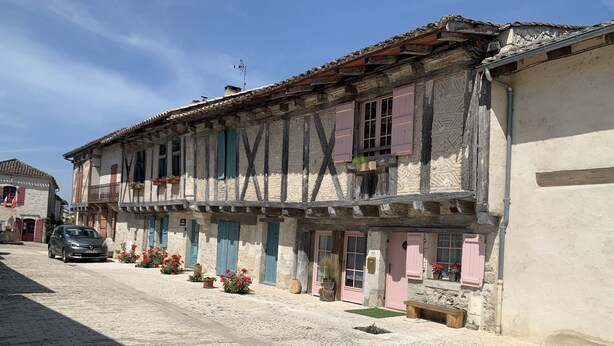 Un bâtiment traditionnel à colombages, situé dans une rue pavée.