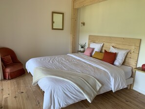 2 habitaciones, tabla de planchar con plancha y cuna de viaje 