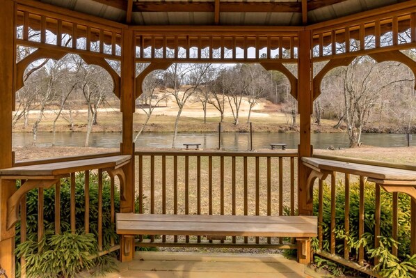 المنطقة المحيطة بالمنشأة