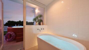 Superior-Villa, 3 Schlafzimmer, eigener Pool | Badezimmer | Duschwanne, kostenlose Toilettenartikel, Haartrockner, Hausschuhe