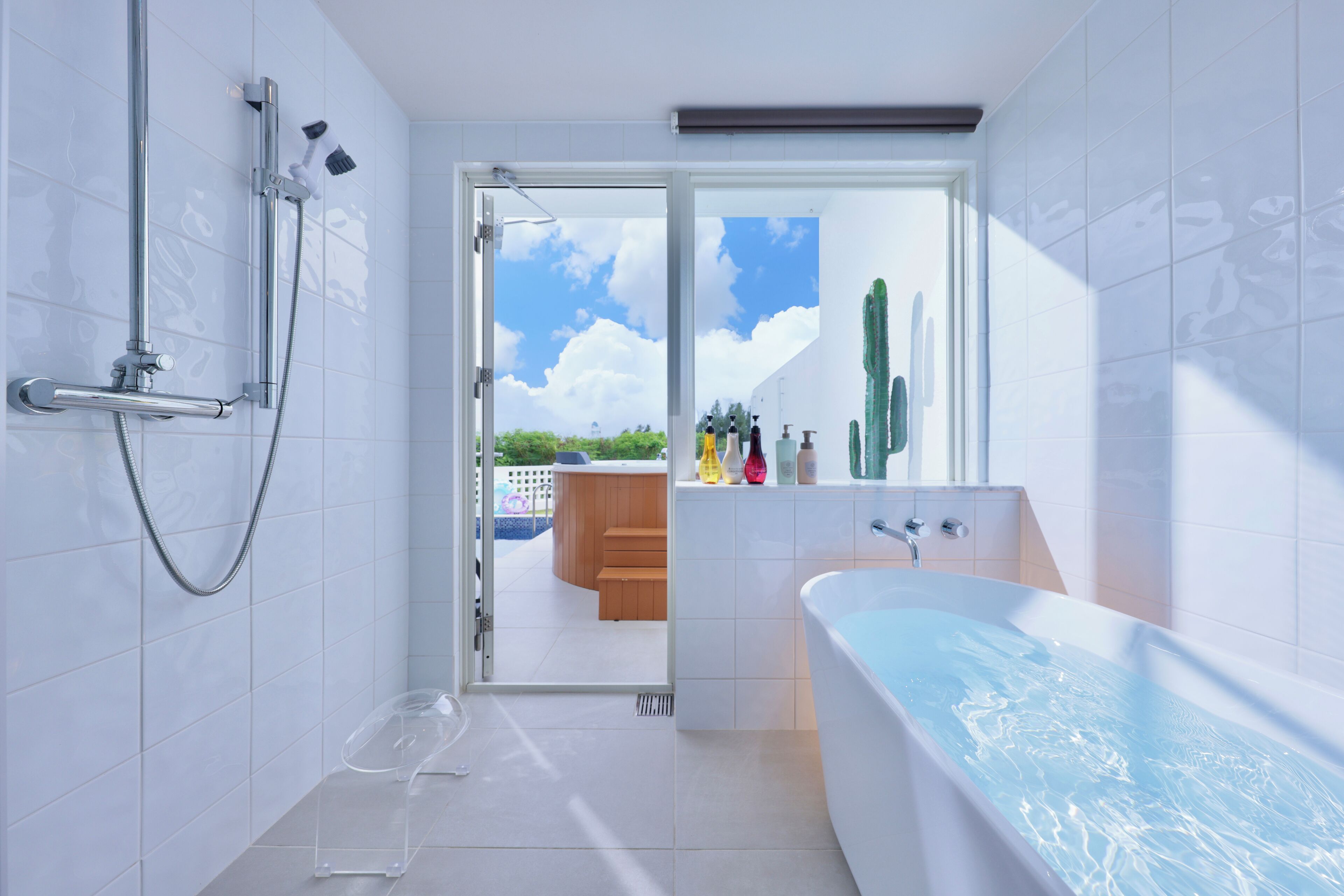 Combined shower/bathtub, free toiletries, hair dryer, slippers