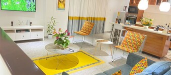3 min walk to restaurants, ATM, Shops, pharmacy, prime area