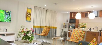 3 min walk to restaurants, ATM, Shops, pharmacy, prime area