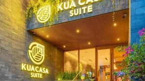Exterior de Kuacasa Suite amb un disseny modern, amb una escala que condueix a l'entrada i vegetació a la façana.
