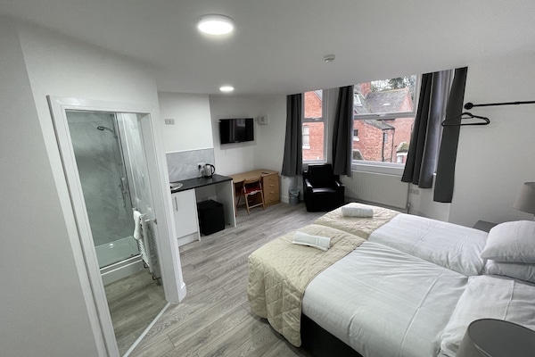 Twin Ensuite Room | Free WiFi, bed sheets