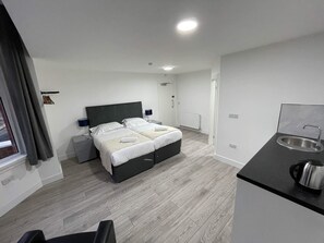 Twin Ensuite Room | Free WiFi, bed sheets - ISUITES (Newcastle-Under-Lyme)