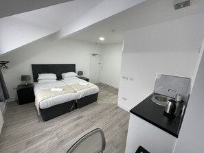 Twin Room | Free WiFi, bed sheets - ISUITES (Newcastle-Under-Lyme)