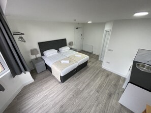 Twin Room | Free WiFi, bed sheets - ISUITES (Newcastle-Under-Lyme)