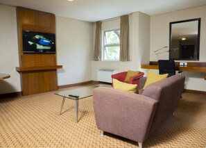 Executive-huone | Työpöytä, kannettavalle tietokoneelle sopiva työtila, pimennysverhot