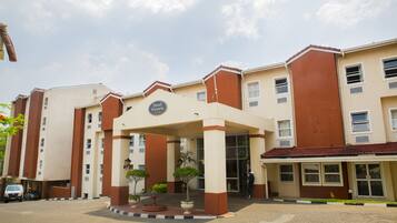 Vista frontal de la propiedad