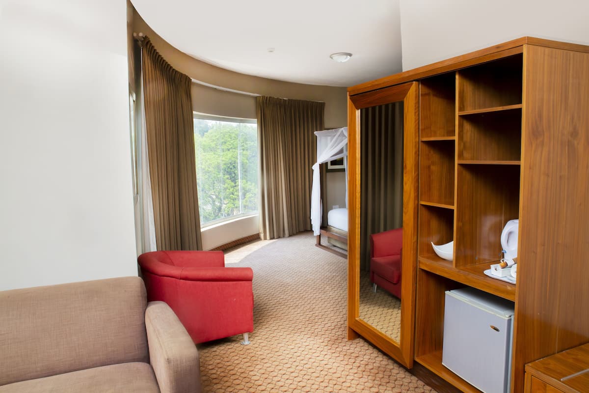 Executive Room | Desk, laptop workspace, blackout drapes, soundproofing