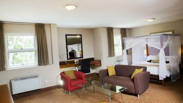 Escritorio, espacio para trabajar con laptop y cortinas blackout