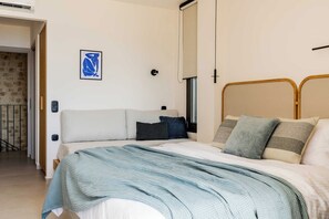 4 bedrooms, iron/ironing board, travel cot, Internet