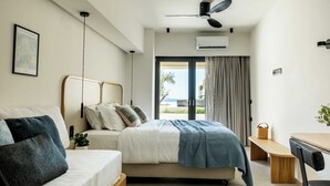 Une chambre à coucher moderne, avec un lit, une table de chevet et une vue sur l’extérieur.