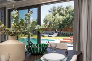 Premium-Villa | Wohnbereich | 42-Zoll-LED-Fernseher mit Satellitenempfang, Fernseher