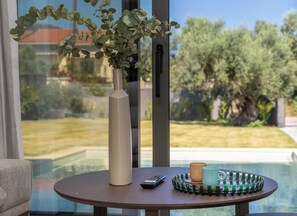 Villa Prestige | Aire de séjour | Téléviseur à DEL de 42 po avec télévision par satellite, téléviseur