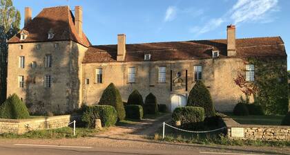 Discover castle life, rent the blue house!