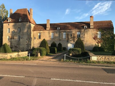 Discover castle life, rent the blue house!