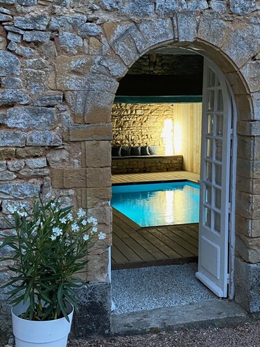 Discover castle life, rent the blue house!