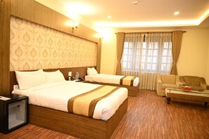 Deluxe driepersoonskamer | Luxe beddengoed, een minibar, gratis wifi, beddengoed
