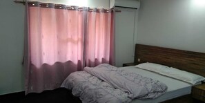 Quarto luxo | Escrivaninha, Wi-Fi de cortesia, roupa de cama