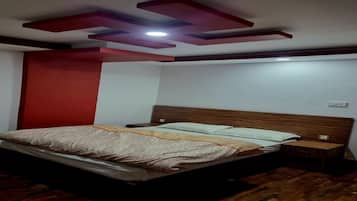 Deluxe Room | Desk, free WiFi, bed sheets