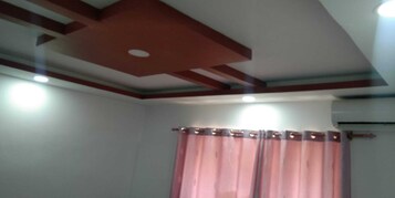 华丽客房 | 办公桌、免费 WiFi、床单