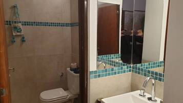 Dusche, Haartrockner, Bidet, Handtücher