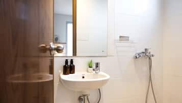 Premium Single Room | Bathroom | Shower, free toiletries, bidet, towels