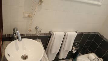 Douche, sèche-cheveux, serviettes fournies, savon