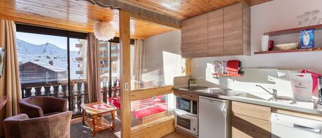 Kühlschrank, Mikrowelle, Herdplatte, Geschirrspüler