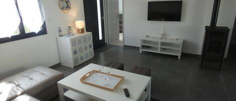 Una televisión, una mesa de tenis de mesa