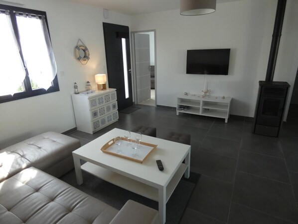 Una televisión, una mesa de tenis de mesa