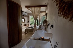 Cobertura com design assinado, 1 quarto | Banheiro | Chuveiro/banheira combinados, banheira de imersão