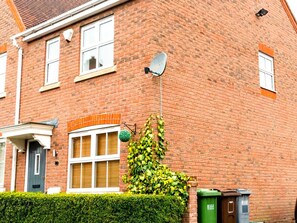 Exterior - ♤ Spring Fair Accommodation Guest Welcome ♤ Entire Modern 4 Bed ♤ (Shirley)