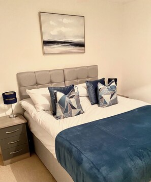 4 bedrooms, internet, bed sheets