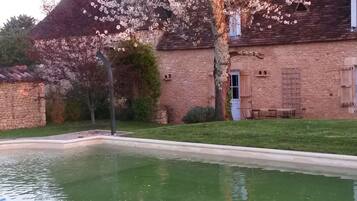 Een verwarmd zwembad en ligstoelen