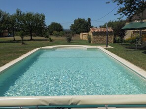 Una piscina climatizada, sillones reclinables de piscina