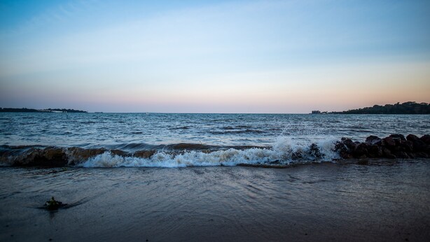 A beach with waves and a clear sky. - Lakefront Hotel Entebbe (Entebbe)
