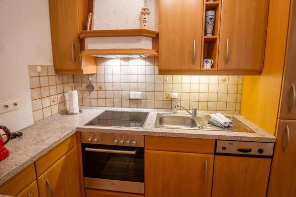 Fridge, microwave, oven, stovetop - Die Ferienwohnung Teewulkje Bietet auf 53qm Einen Schönen Ort zum Entspannen (Greetsiel)