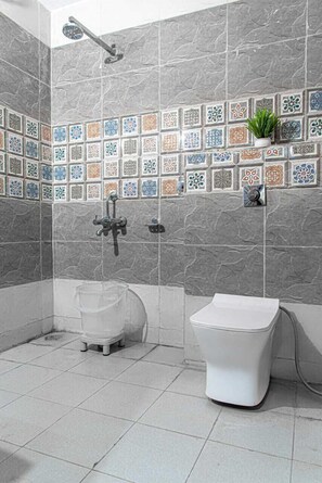 Douche, douche à « effet pluie », articles de toilette gratuits