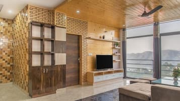 Apartament Deluxe | Sala d'estar | Televisor LCD de 32 polzades amb canals per satèl·lit i televisor