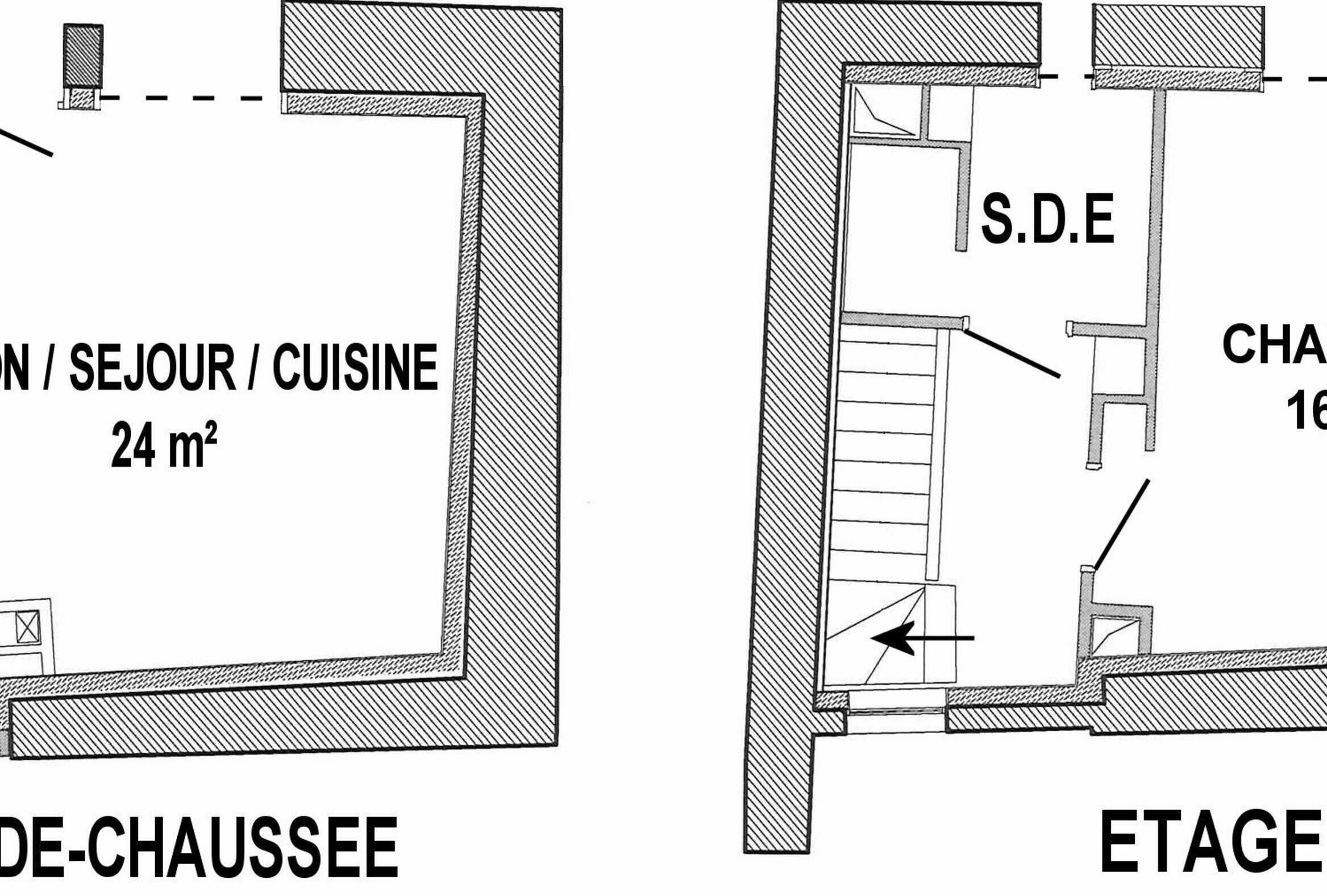 A floor plan of a hotel with a dining area labeled 'DE-CHAUSSEE' and a room labeled 'ETAGE.'