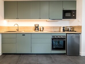 Kühlschrank, Mikrowelle, Ofen, Geschirrspüler